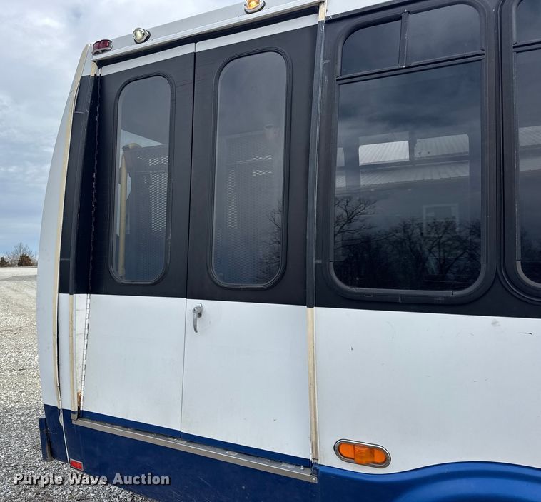 image for item EN0882 2004 Ford E450 shuttle bus