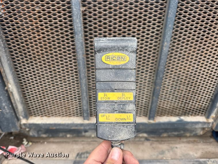 image for item EN0882 2004 Ford E450 shuttle bus