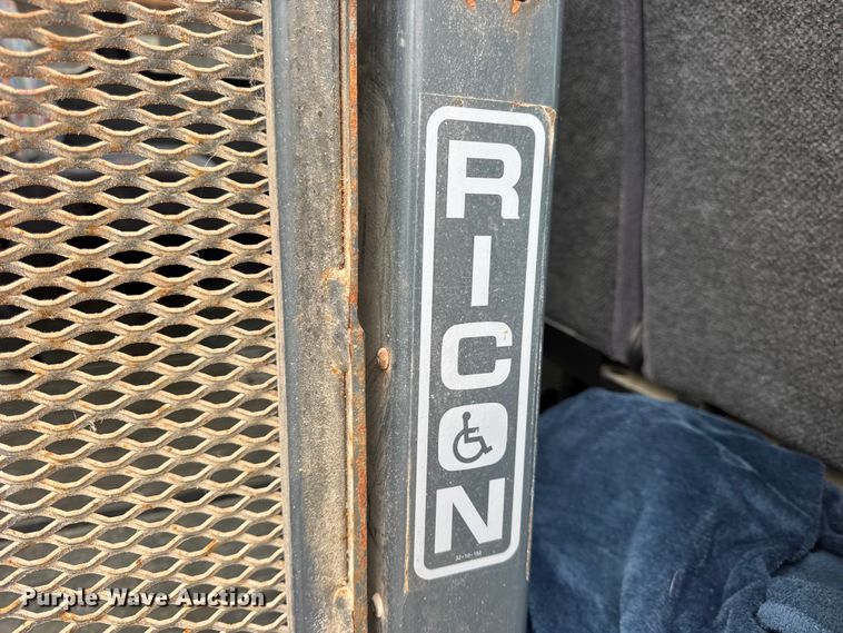 image for item EN0882 2004 Ford E450 shuttle bus