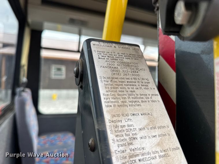 image for item EN0882 2004 Ford E450 shuttle bus