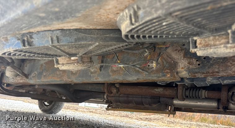 image for item EN0882 2004 Ford E450 shuttle bus