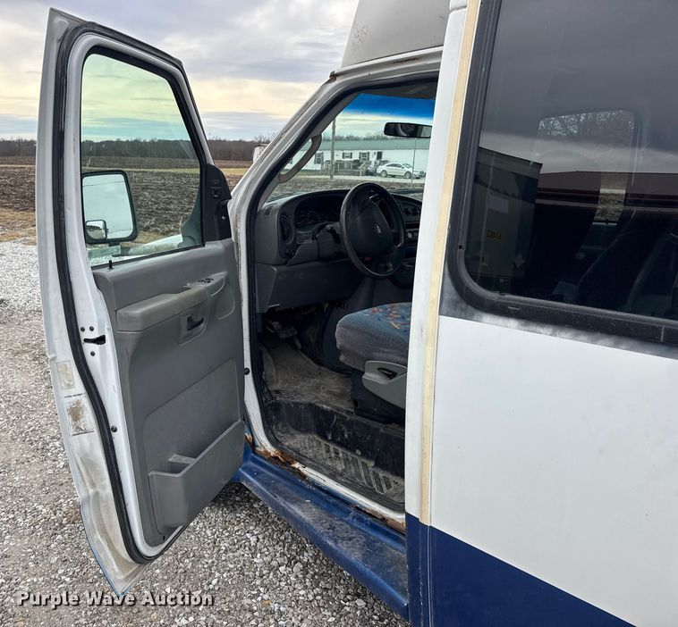 image for item EN0882 2004 Ford E450 shuttle bus