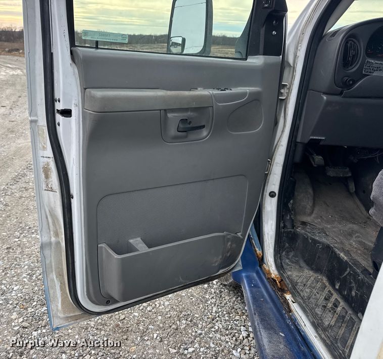 image for item EN0882 2004 Ford E450 shuttle bus