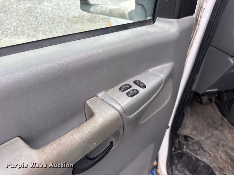 image for item EN0882 2004 Ford E450 shuttle bus