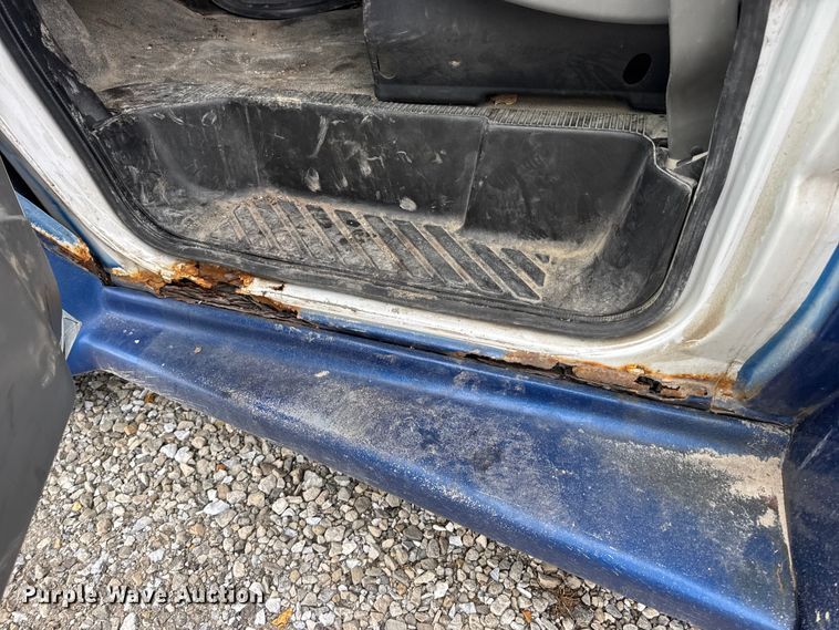 image for item EN0882 2004 Ford E450 shuttle bus