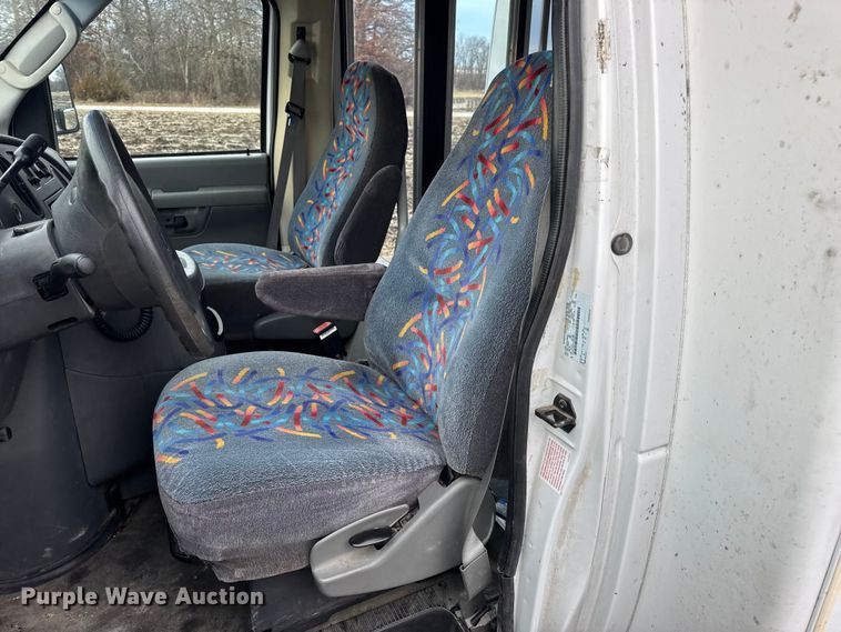 image for item EN0882 2004 Ford E450 shuttle bus
