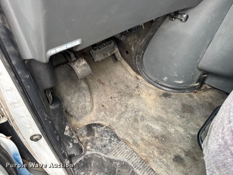 image for item EN0882 2004 Ford E450 shuttle bus