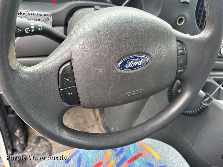 image for item EN0882 2004 Ford E450 shuttle bus