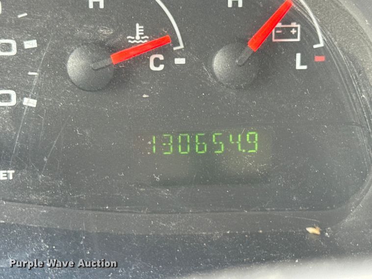 image for item EN0882 2004 Ford E450 shuttle bus