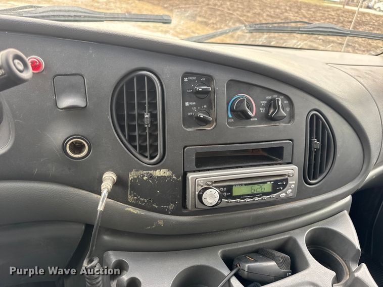 image for item EN0882 2004 Ford E450 shuttle bus