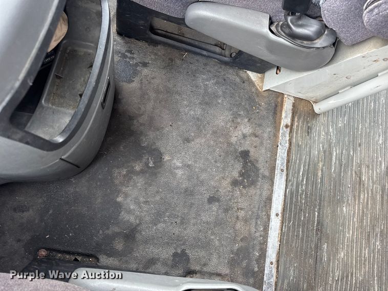 image for item EN0882 2004 Ford E450 shuttle bus