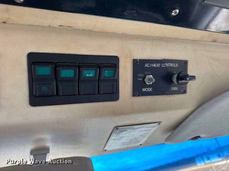 image for item EN0882 2004 Ford E450 shuttle bus