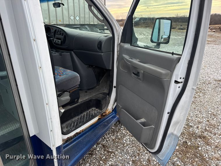 image for item EN0882 2004 Ford E450 shuttle bus