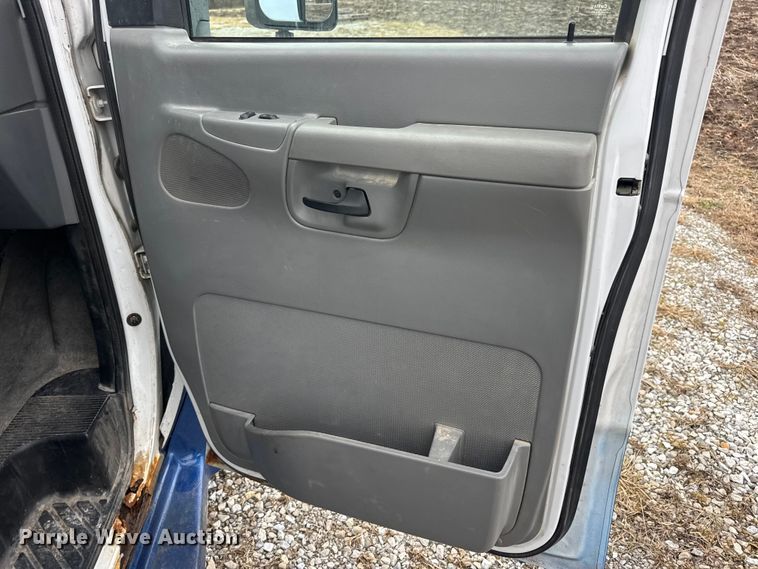 image for item EN0882 2004 Ford E450 shuttle bus