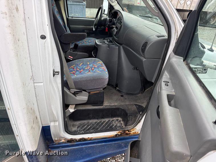 image for item EN0882 2004 Ford E450 shuttle bus