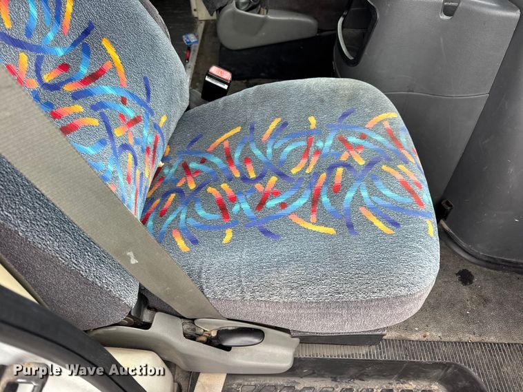 image for item EN0882 2004 Ford E450 shuttle bus