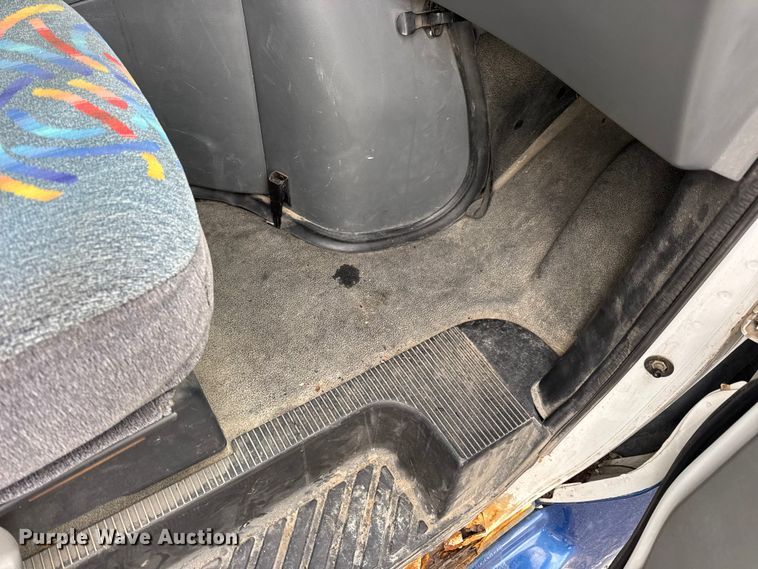 image for item EN0882 2004 Ford E450 shuttle bus