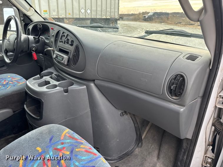 image for item EN0882 2004 Ford E450 shuttle bus