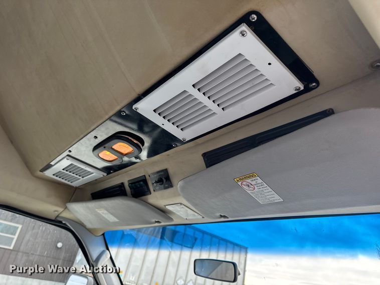 image for item EN0882 2004 Ford E450 shuttle bus