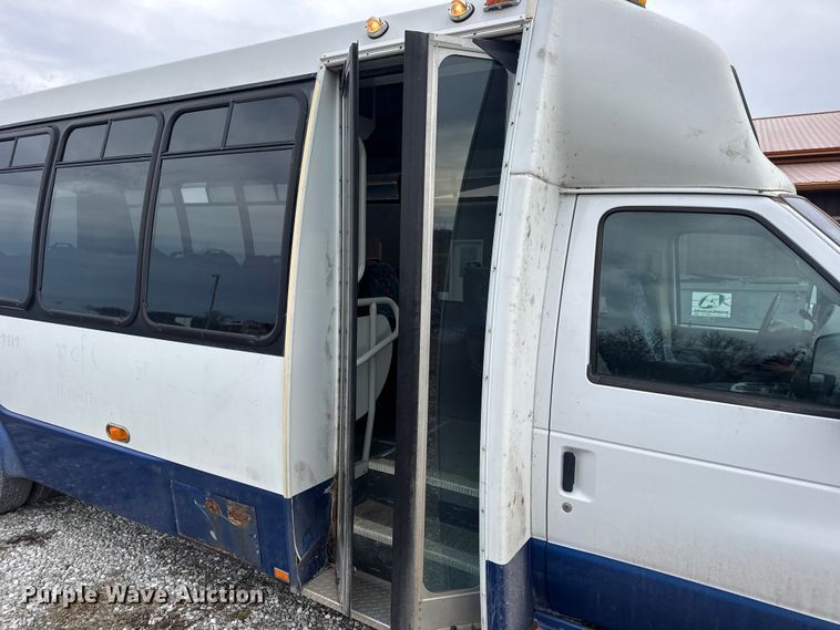 image for item EN0882 2004 Ford E450 shuttle bus