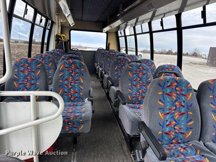 image for item EN0882 2004 Ford E450 shuttle bus