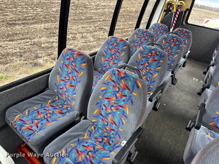 image for item EN0882 2004 Ford E450 shuttle bus