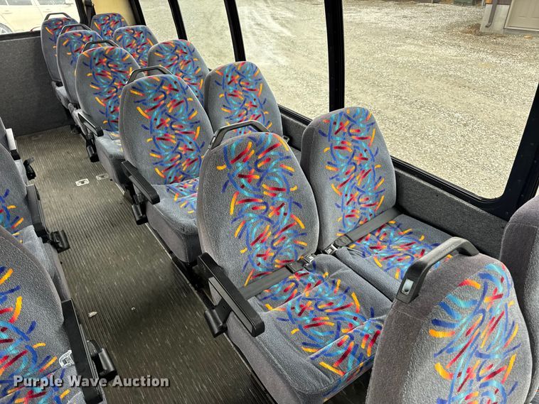 image for item EN0882 2004 Ford E450 shuttle bus