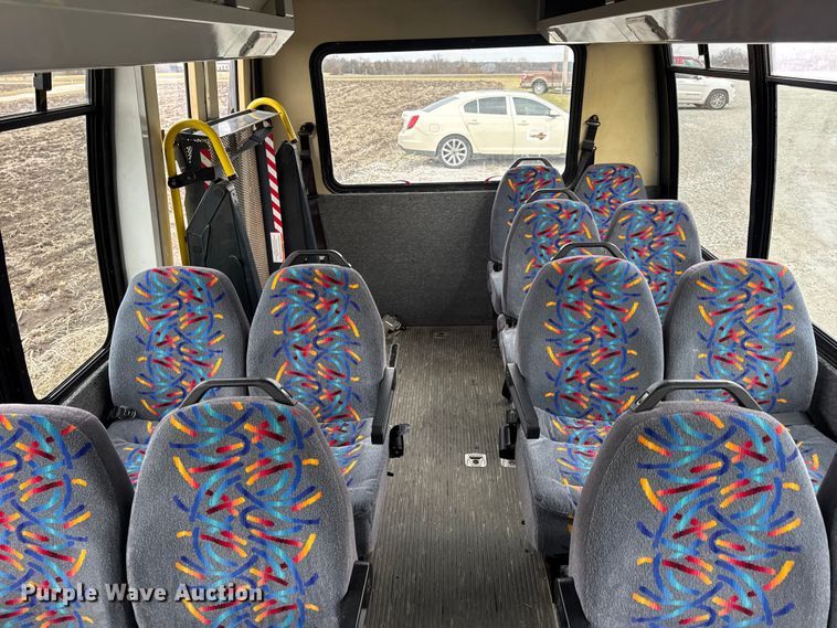 image for item EN0882 2004 Ford E450 shuttle bus