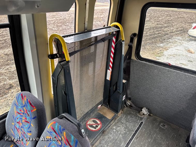 image for item EN0882 2004 Ford E450 shuttle bus