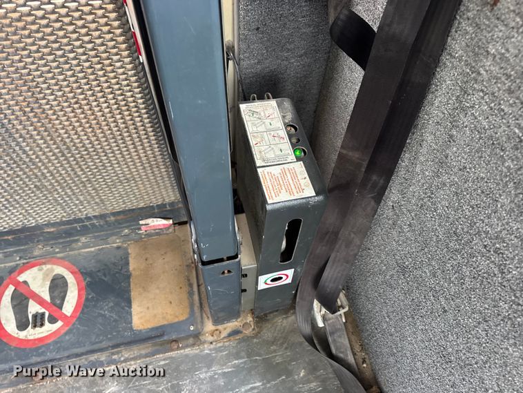 image for item EN0882 2004 Ford E450 shuttle bus