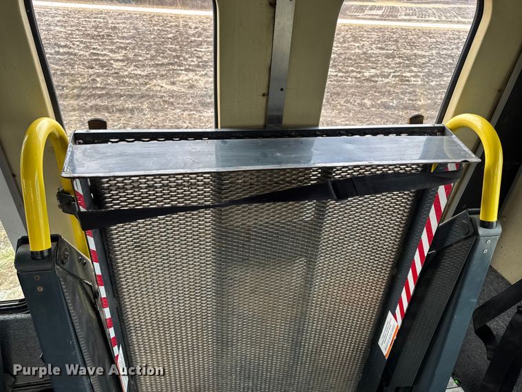 image for item EN0882 2004 Ford E450 shuttle bus