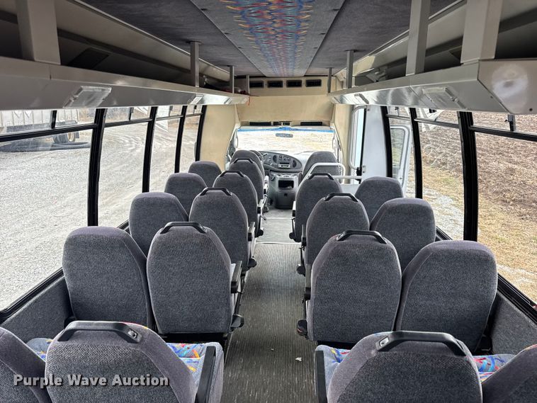 image for item EN0882 2004 Ford E450 shuttle bus