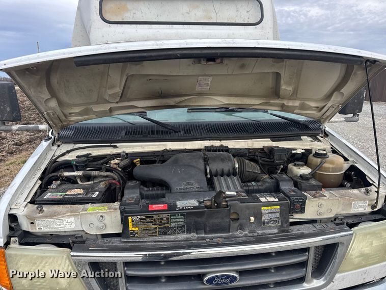 image for item EN0882 2004 Ford E450 shuttle bus