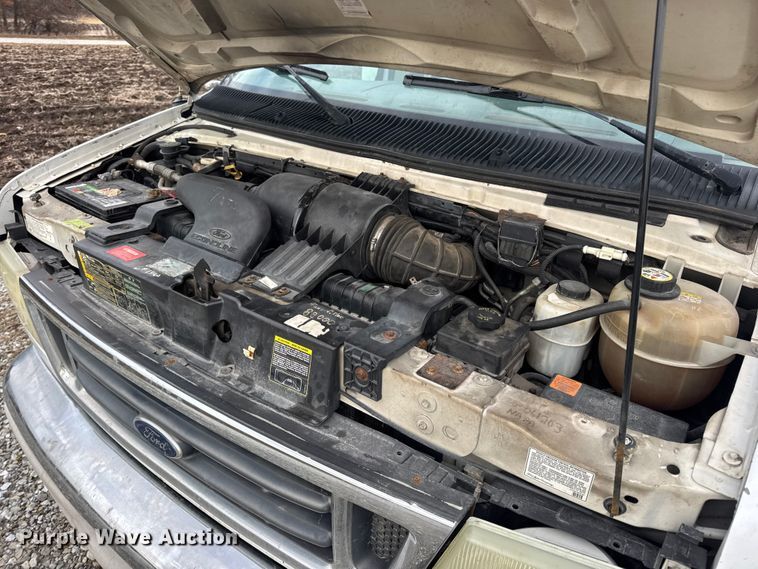 image for item EN0882 2004 Ford E450 shuttle bus