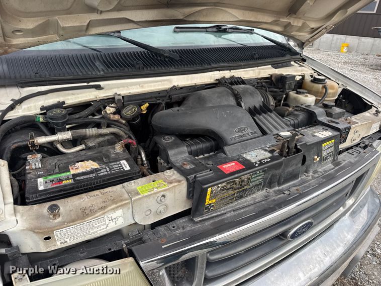 image for item EN0882 2004 Ford E450 shuttle bus