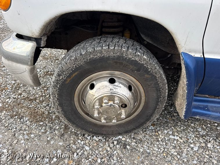 image for item EN0882 2004 Ford E450 shuttle bus