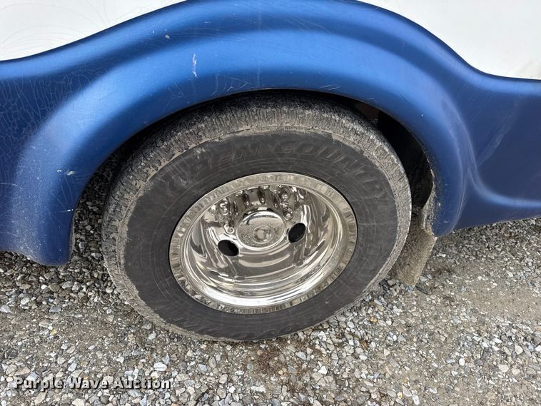 image for item EN0882 2004 Ford E450 shuttle bus