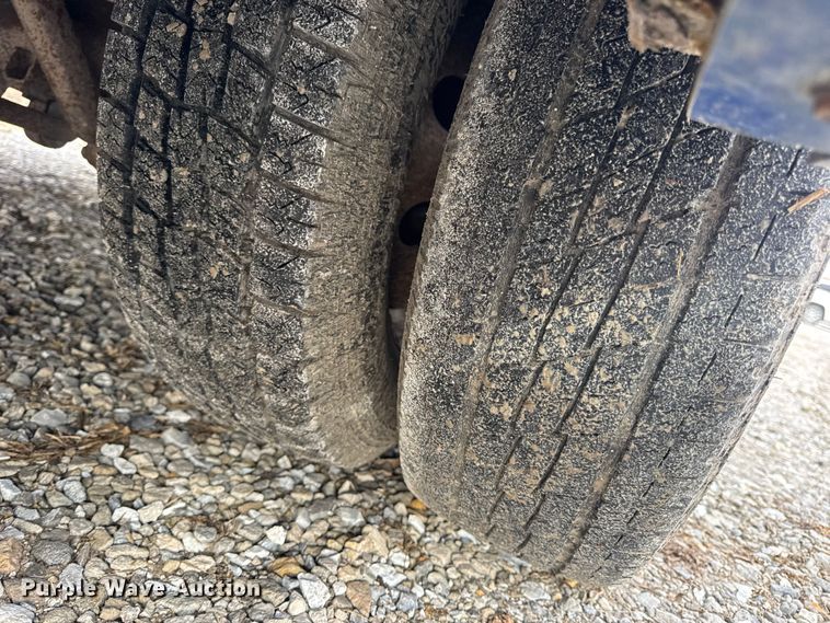 image for item EN0882 2004 Ford E450 shuttle bus