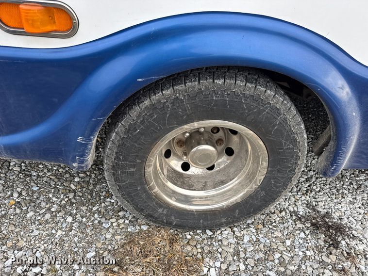 image for item EN0882 2004 Ford E450 shuttle bus