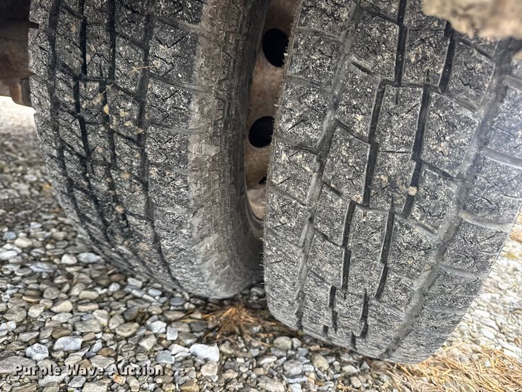 image for item EN0882 2004 Ford E450 shuttle bus