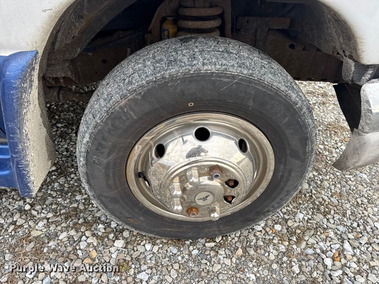 image for item EN0882 2004 Ford E450 shuttle bus