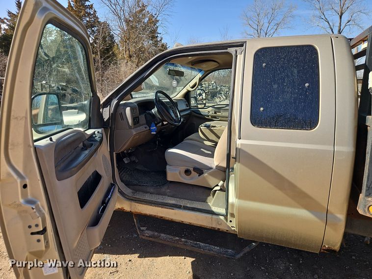 image for item EO7015 2000 Ford F350 Super Duty Ext. Cab flatbed pickup truck