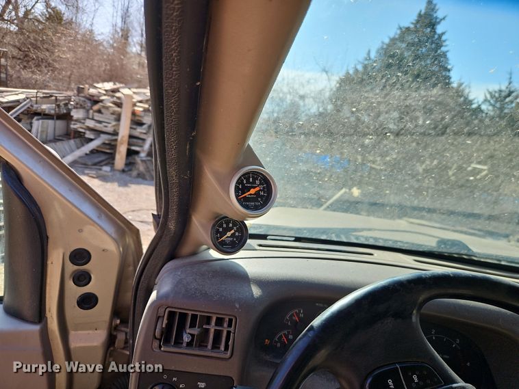 image for item EO7015 2000 Ford F350 Super Duty Ext. Cab flatbed pickup truck