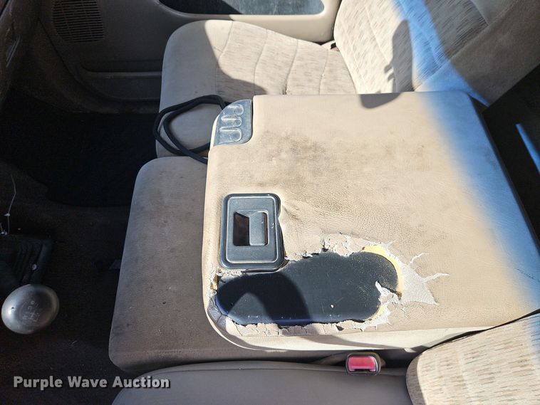 image for item EO7015 2000 Ford F350 Super Duty Ext. Cab flatbed pickup truck