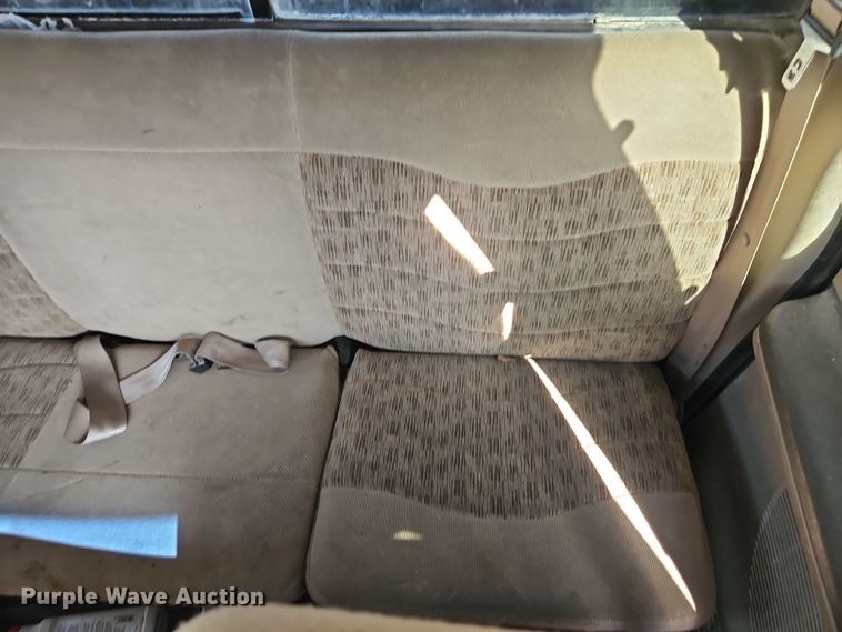 image for item EO7015 2000 Ford F350 Super Duty Ext. Cab flatbed pickup truck