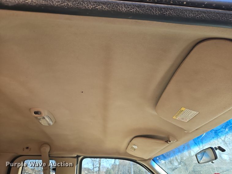 image for item EO7015 2000 Ford F350 Super Duty Ext. Cab flatbed pickup truck