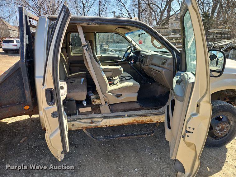 image for item EO7015 2000 Ford F350 Super Duty Ext. Cab flatbed pickup truck