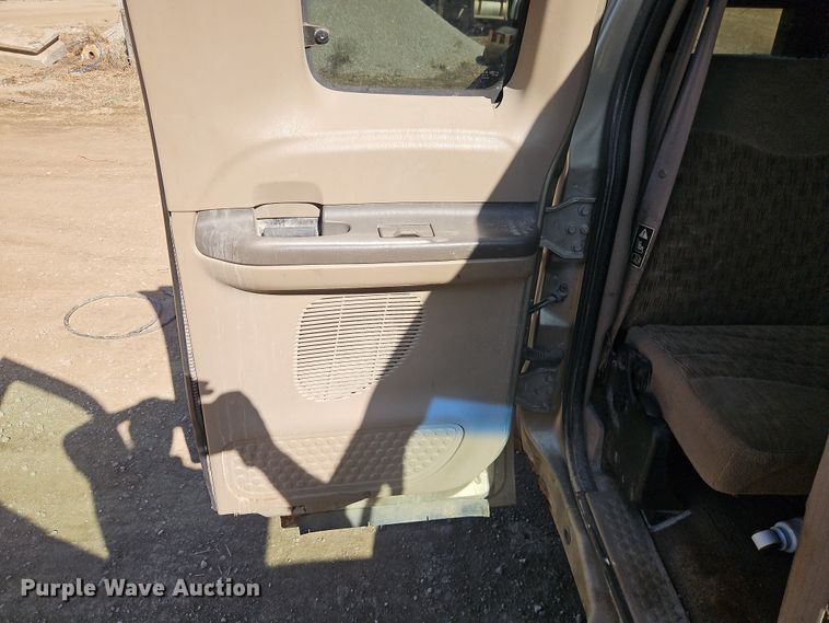 image for item EO7015 2000 Ford F350 Super Duty Ext. Cab flatbed pickup truck