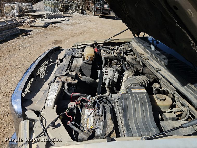 image for item EO7015 2000 Ford F350 Super Duty Ext. Cab flatbed pickup truck