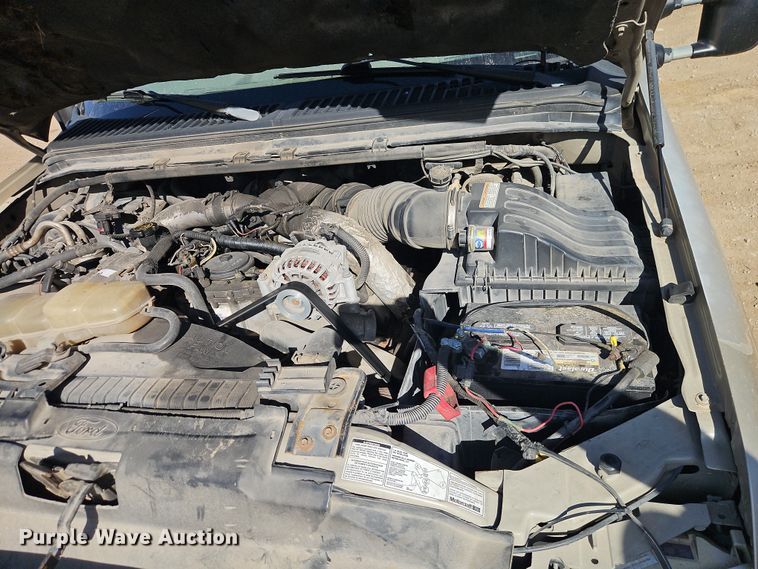 image for item EO7015 2000 Ford F350 Super Duty Ext. Cab flatbed pickup truck